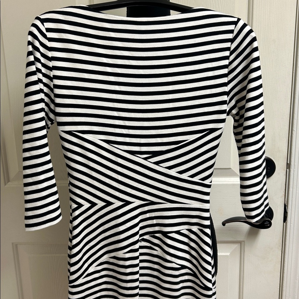 ANTONIO MELANI Black and White Lined Striped Dress, Size 0, Excellent Condition - Picture 8 of 8